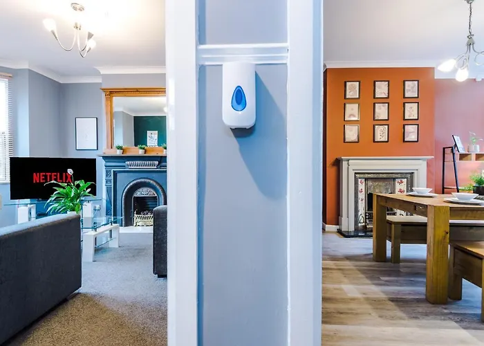 Spacious Modern Chester Home - Great Location